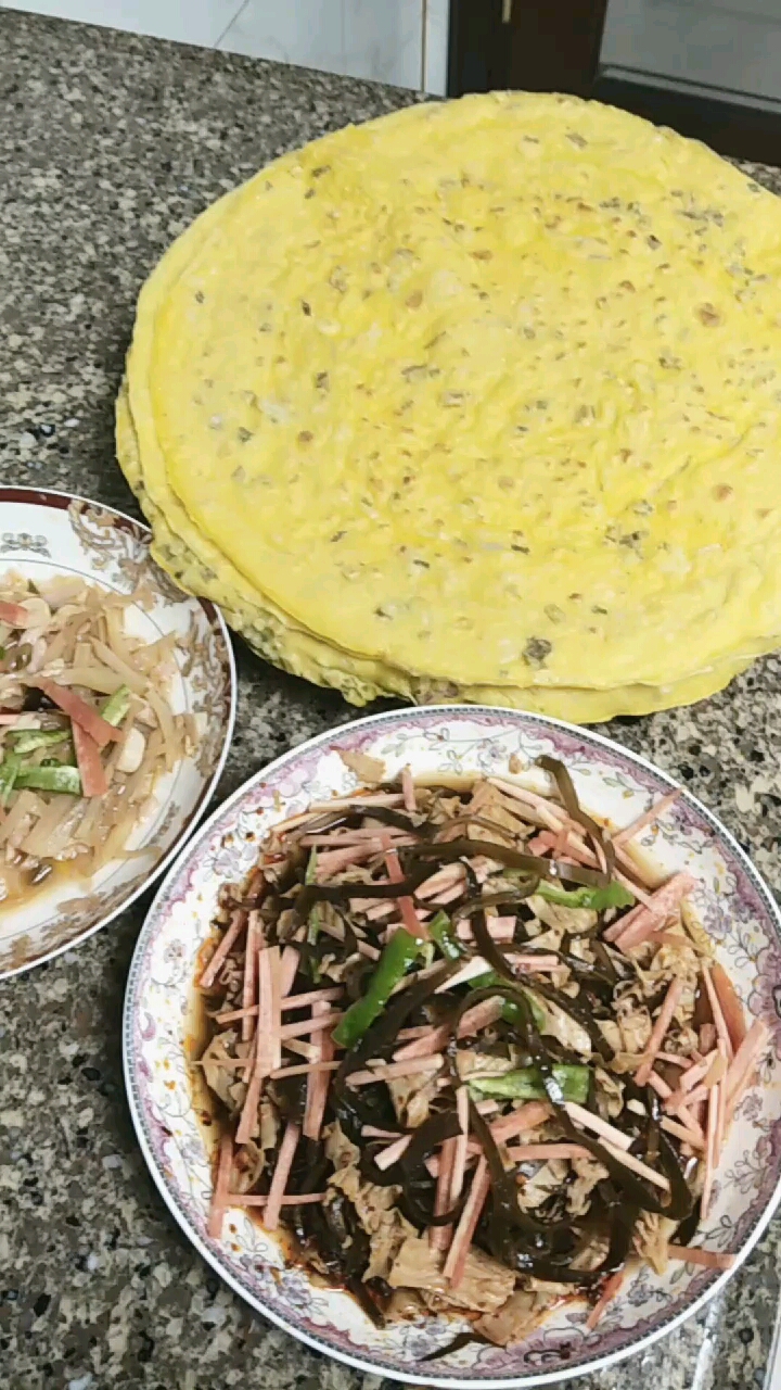 #美食#农村都喜欢吃煎饼,炒土豆丝泡菜,海带丝红罗卜丝荚煎饼挺好吃的,看到这个视频去做做