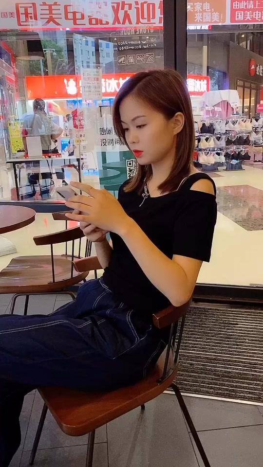 你一句你一个卖衣服的这么多戏,否定了我所有努力,为了在外面拍视频,遭各种白眼,想一个文案有