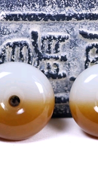 #国货也很潮#新疆和田玉油膏级且末糖白面包圈,玉质细腻饱满,油油润润,糖色鲜艳亮丽