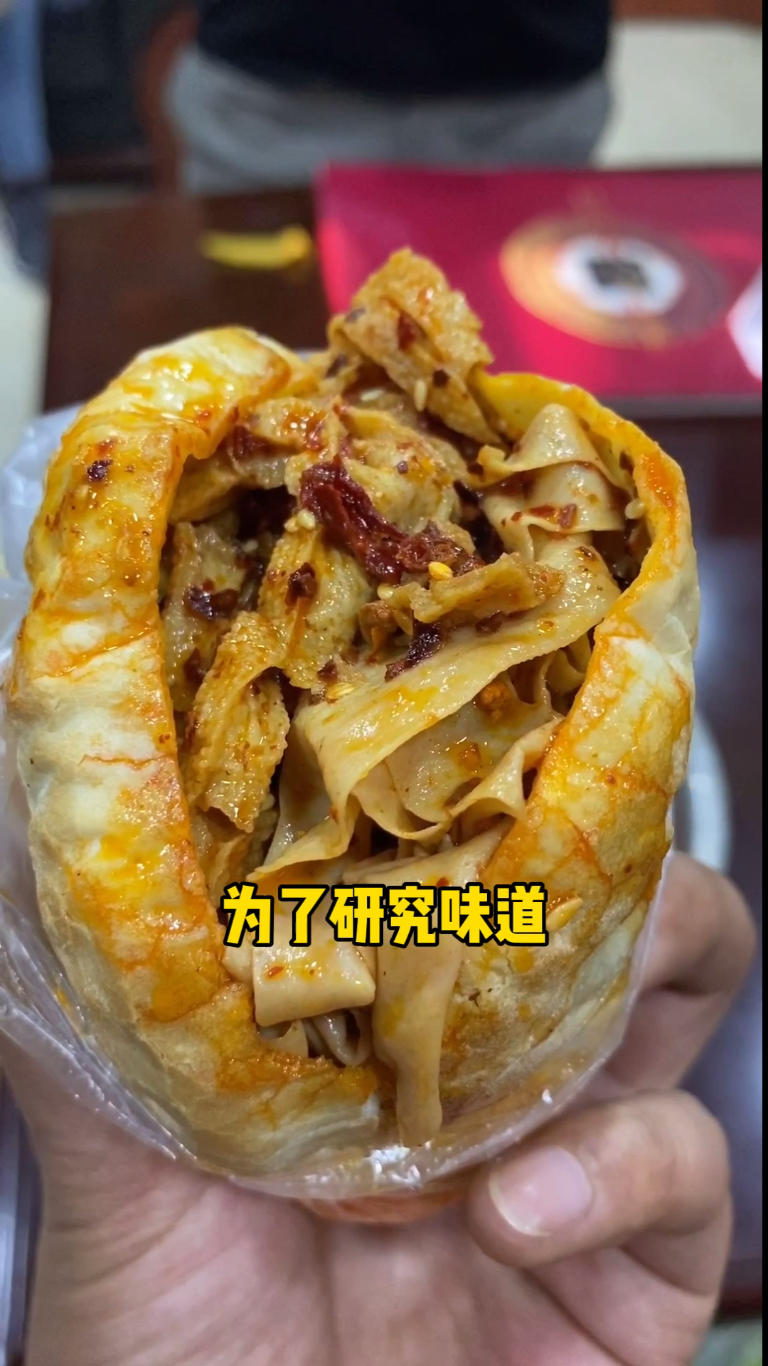 这就是在我们老家河南开一家火一家的灌汤烧饼,摆摊虽然很辛苦,但比打工有盼头