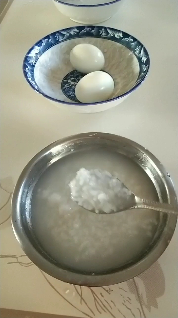 早餐大米粥,鸡蛋
