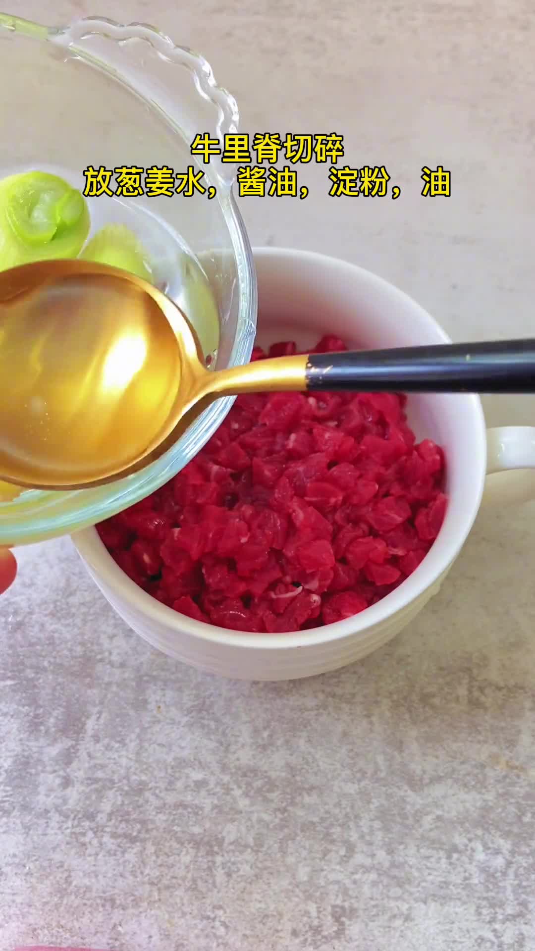 给孩子做饭没什么难的,学会一道菜就可以举一反三,咖喱饭已经做了很多次了,西葫芦咖喱牛肉饭,