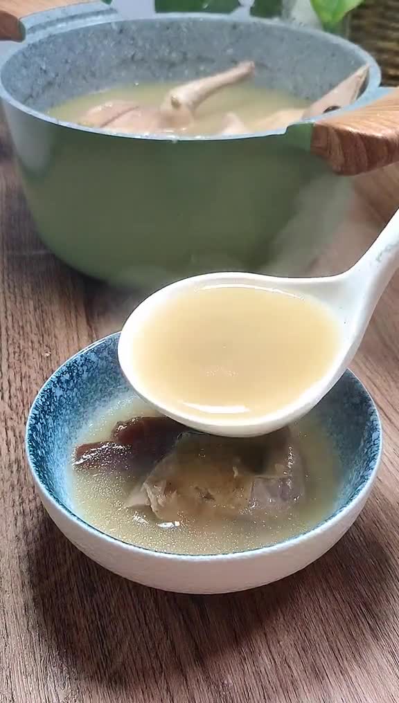 孩子长痱子,大人熬夜都可以试试这个鸽子绿豆汤。美食推荐官养生趣胃大比拼