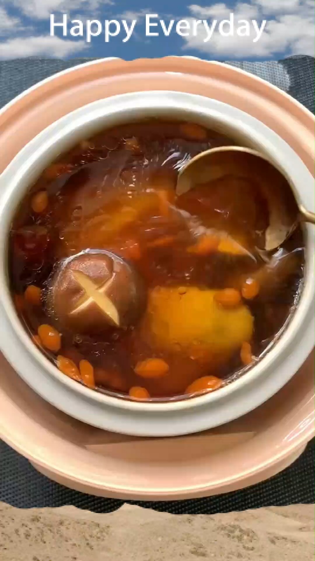 每天下班回家,都有暖粒粒的鸡汤喝,开心??这是“虫草花炖鸡”