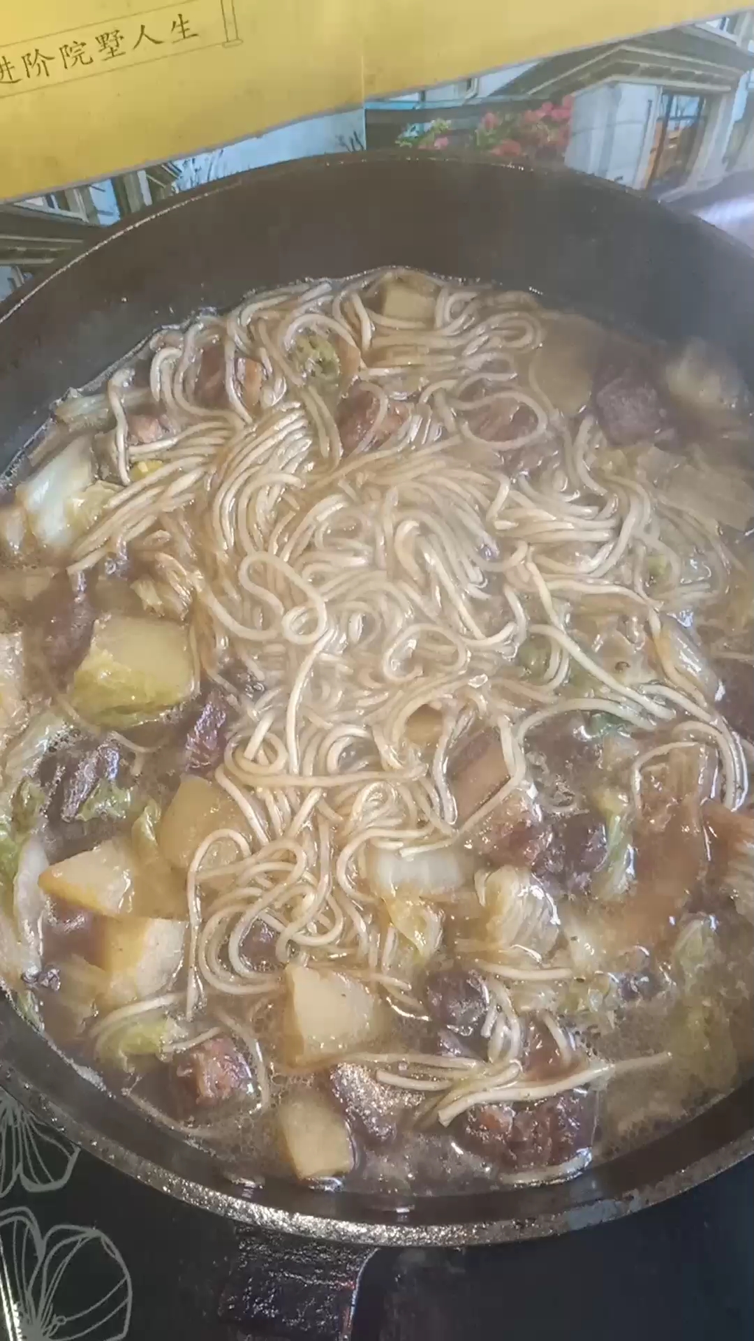 #舌尖上的旅行#自己做的大烩菜,红烧肉,土豆白菜,粉条一锅炖。看着都流口水。@全民小助手