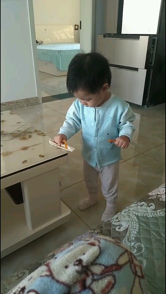 宝宝擦桌子