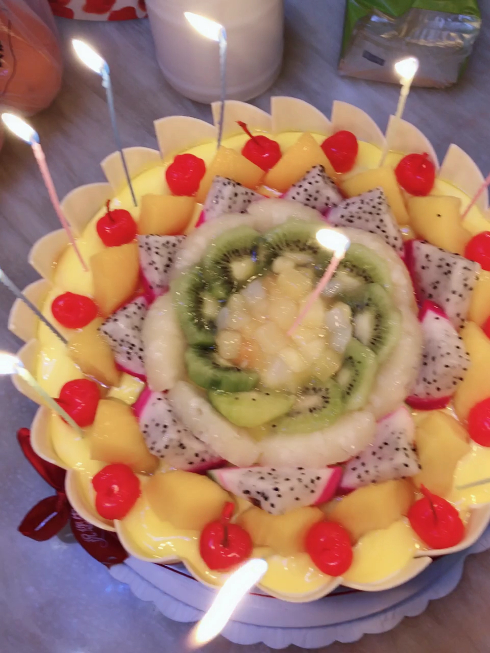  祝我美丽的乐观的热情的健康自信的充满活力的大朋友---妈妈生日快乐[蛋糕]