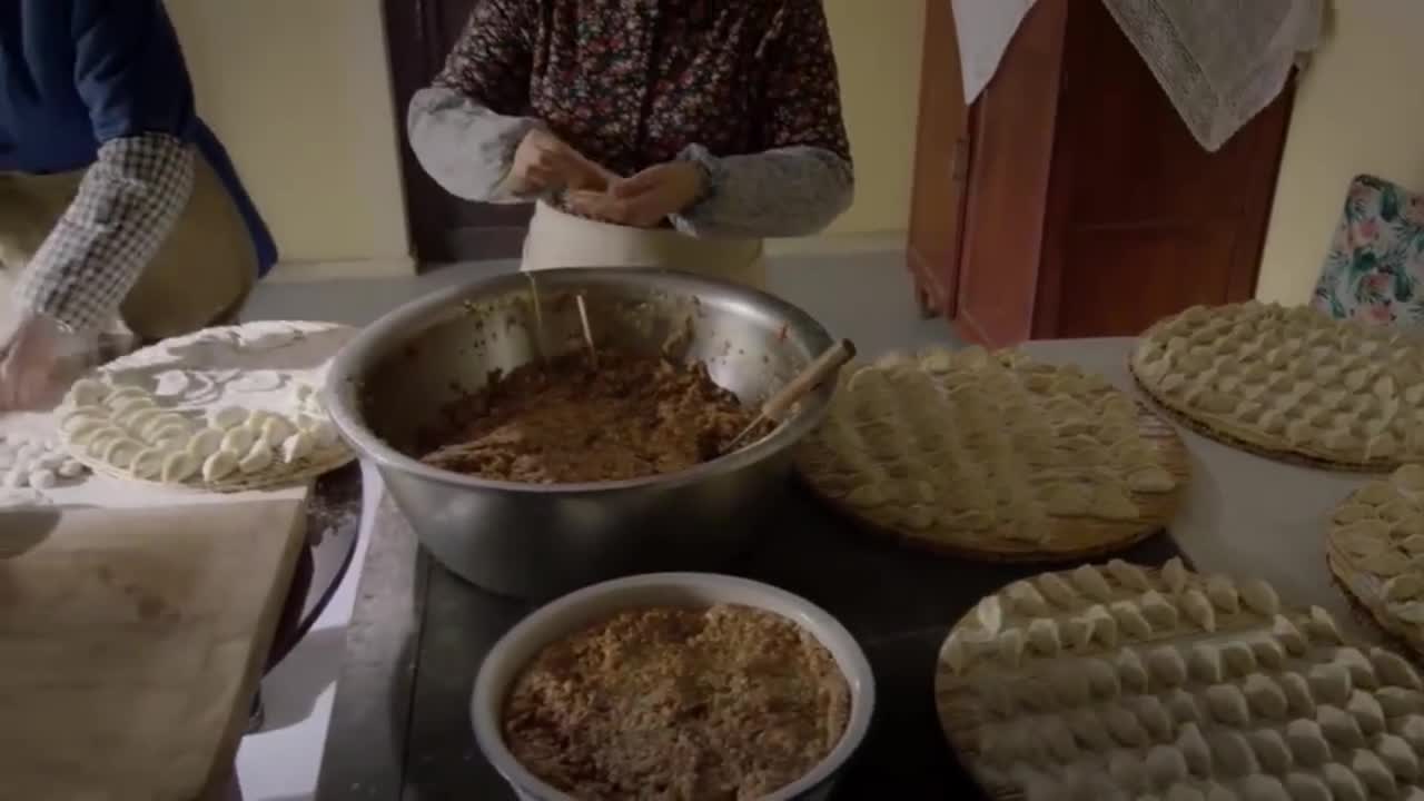 姥姥的饺子馆:姥姥跟闺蜜一起包饺子,话里话外,全在感慨闺女!