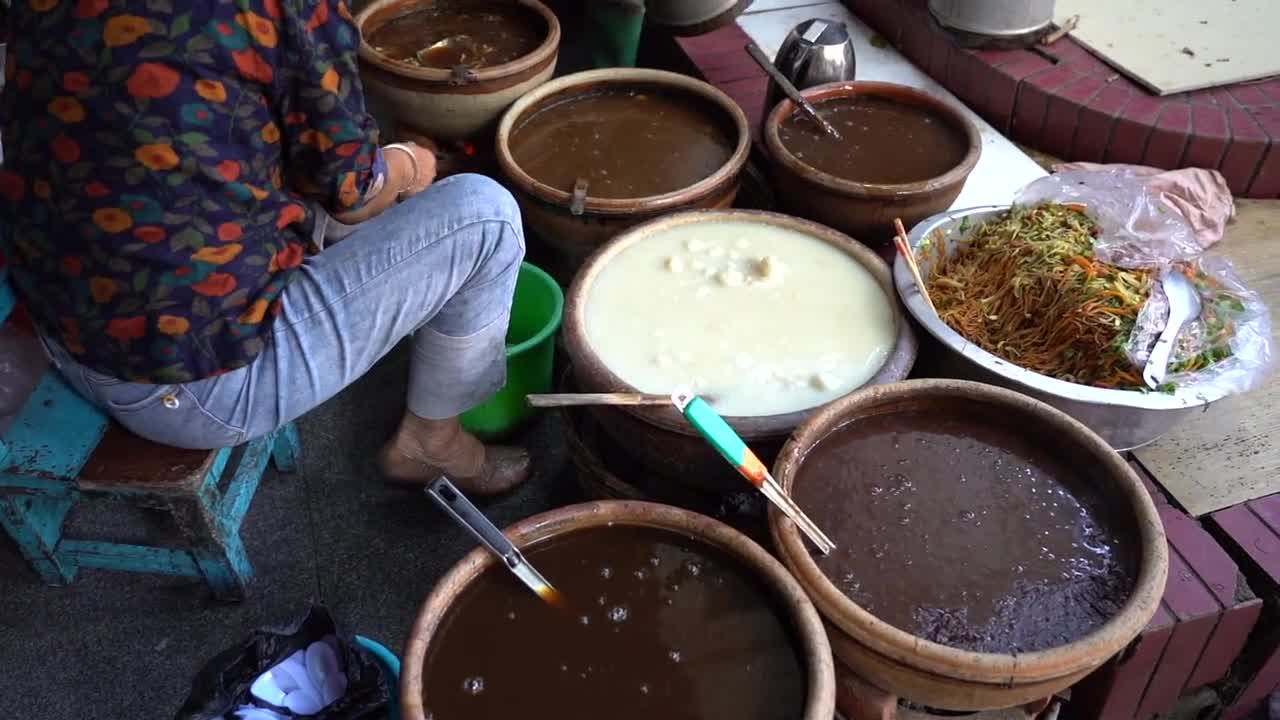 海南最便宜的小吃,5元一碗,六七十岁的阿嬷在庙门口守着大土缸卖了几十年