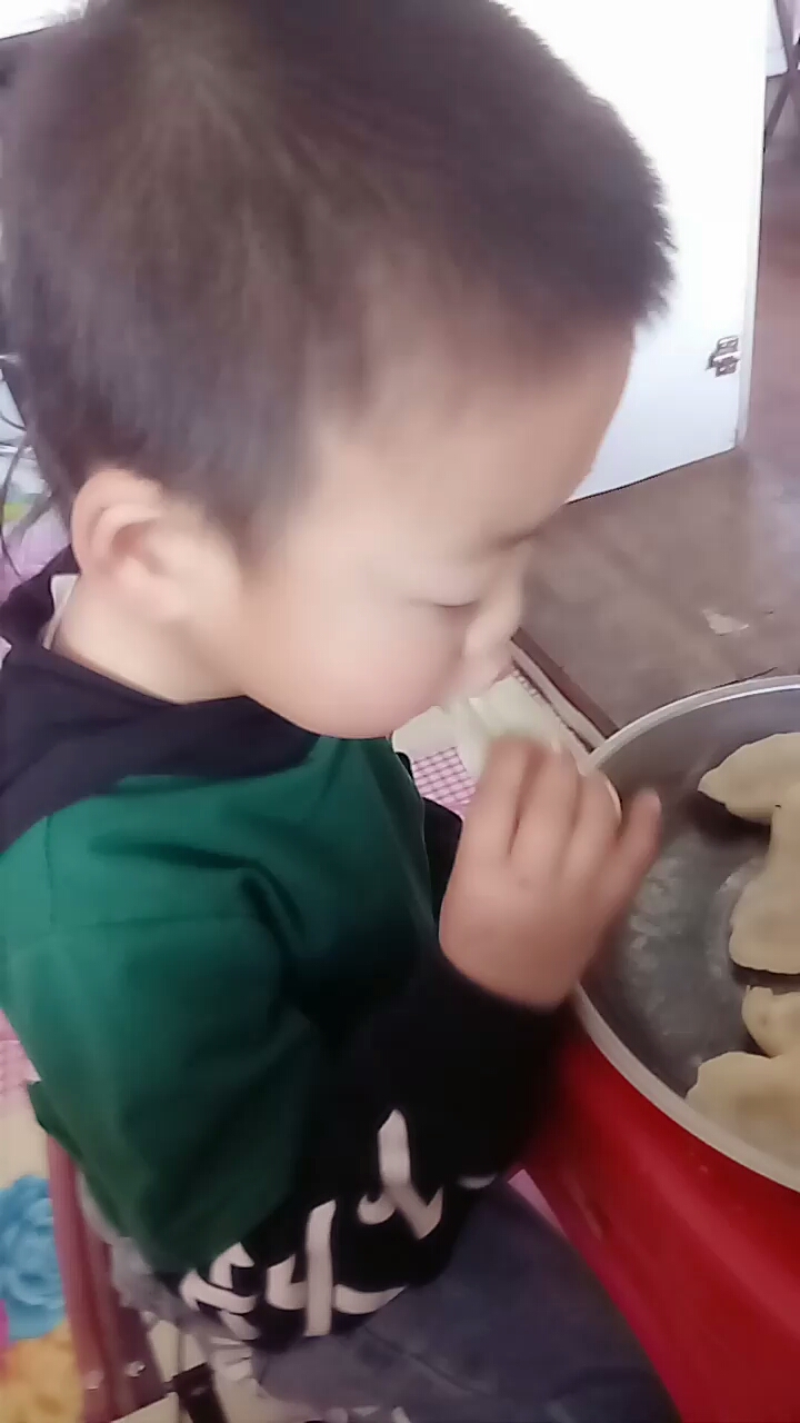 这孩子不知道吃的什么馅的饺子,这馅的饺子太特别季季菜的饺子你们吃过吗?