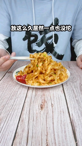 说出来你可能不信,小龙虾拌面里面居然真的有小龙虾!