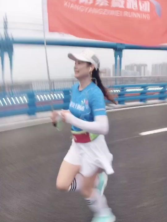 #爱跑步  晨跑打卡21公里,趁年华未老,趁时光正好,为了遇见更好的自己,一起加油吧!#正