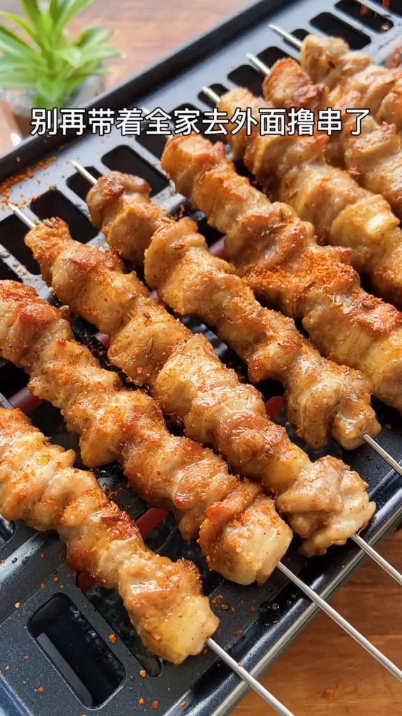#美食#自己在家做烤羊肉串和蒜香生蚝 比烧烤店的还好吃干净卫生