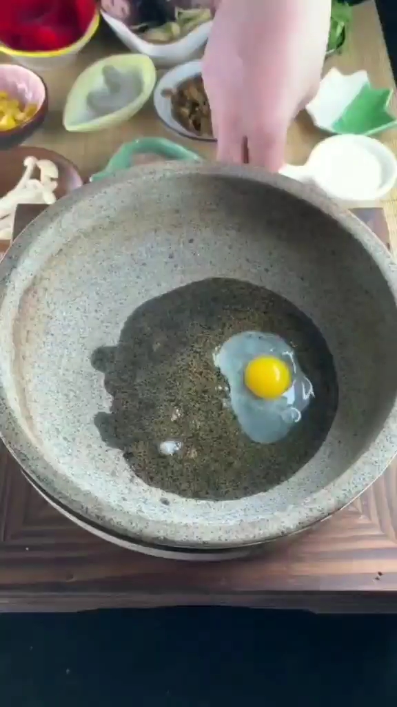石锅煎鸡蛋。加上好多好多的小配菜,感觉好过瘾