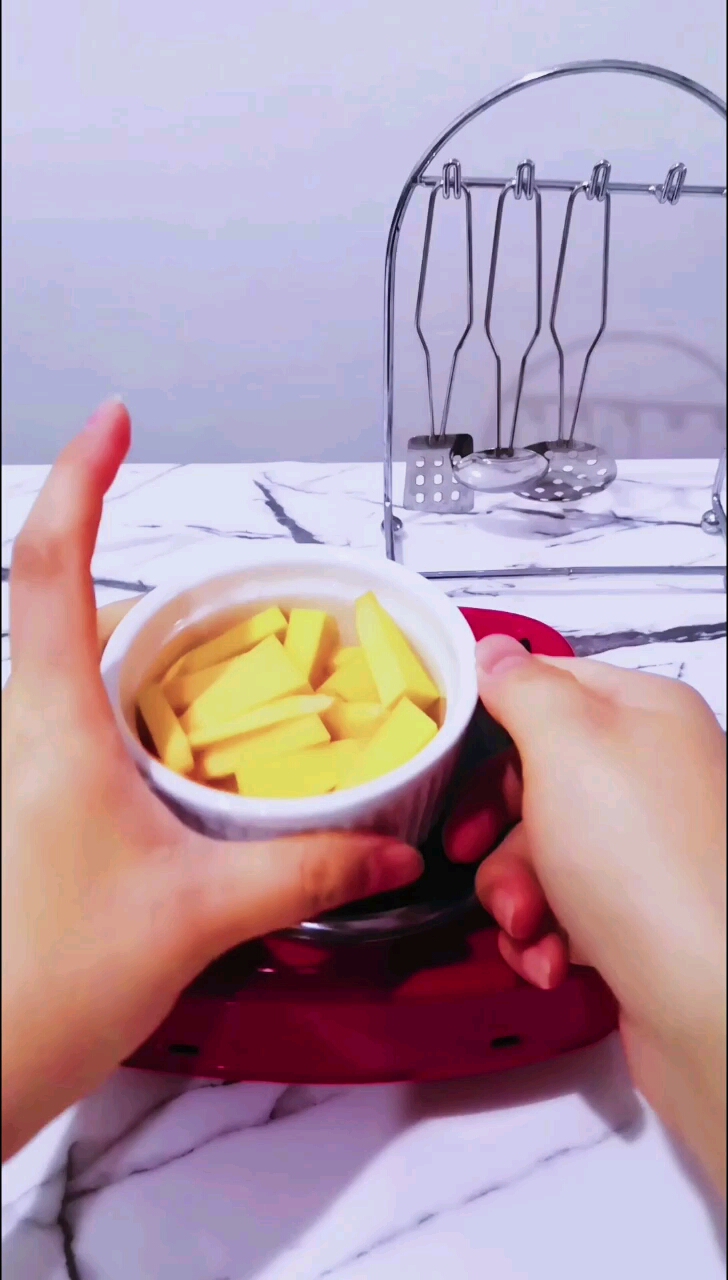 小人国的巨型南瓜饼,一个就有一锅那么大?