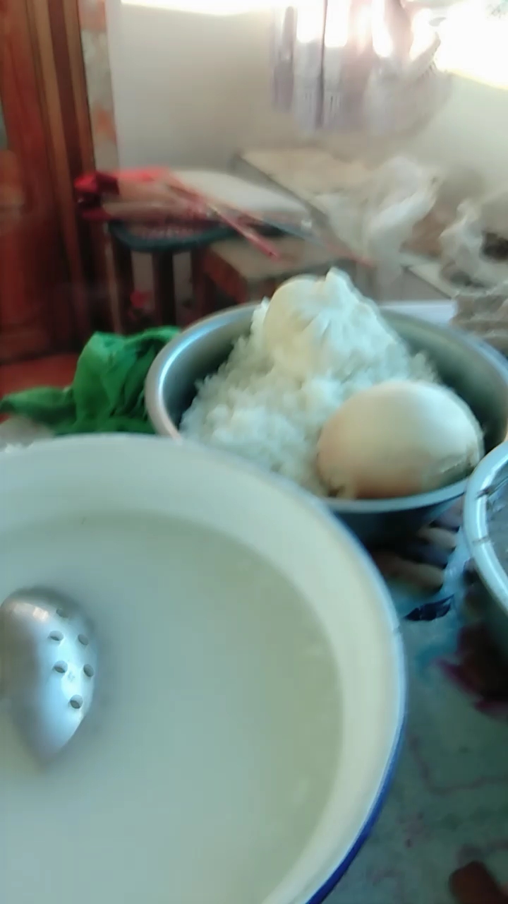 早上好!吃饭了。大米粥,小咸菜。