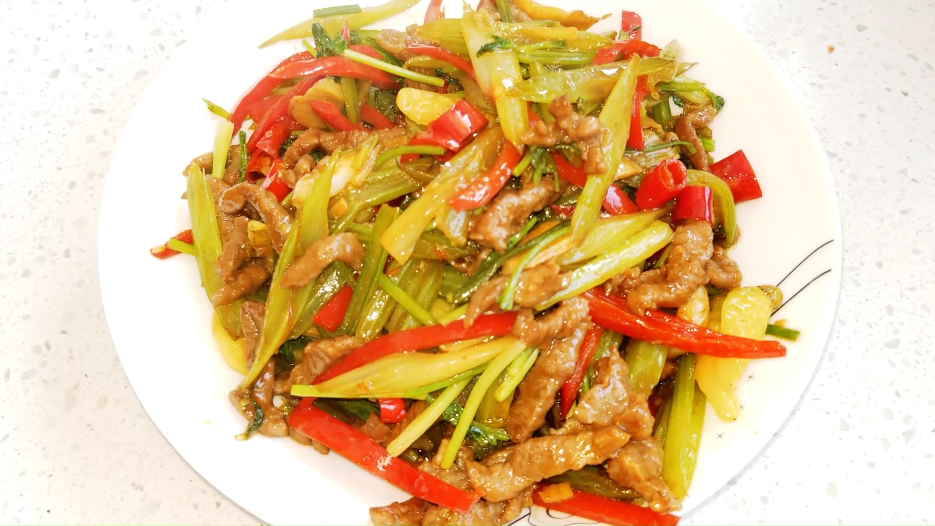 #美食#芹菜牛肉丝,浆牛肉的方法很关键,这样做,牛肉滑嫩,鲜香入味