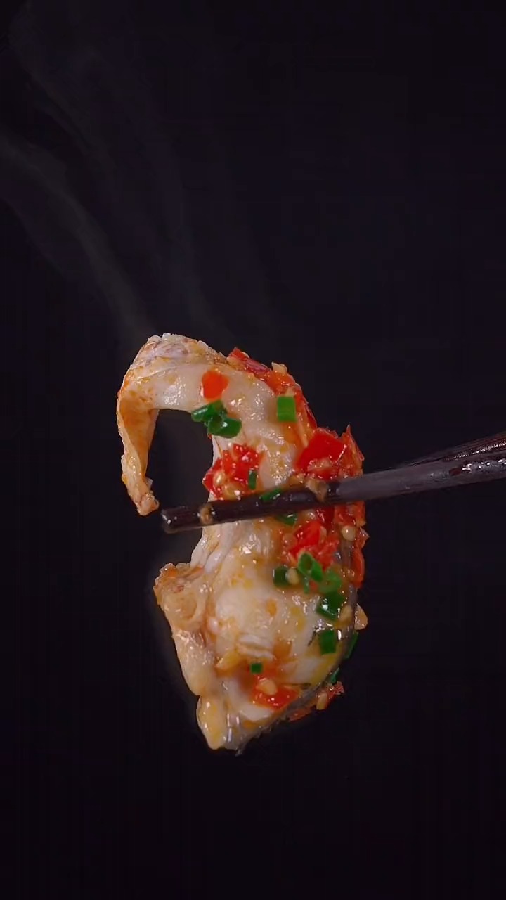 很多人这种小草鱼买回来不知道怎么吃,今天教你们一个剁椒蒸鱼块的做法,鲜香嫩滑