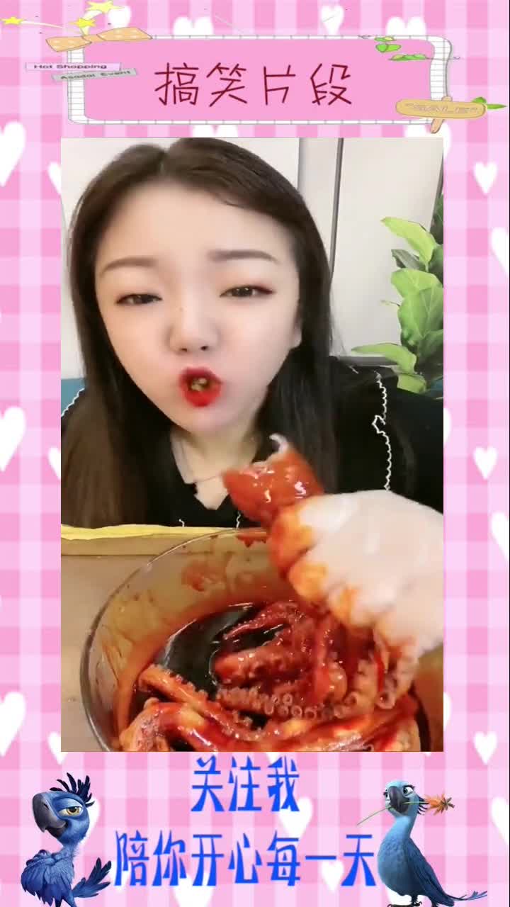 章鱼头虽然不大,但也不用这么不给章鱼面子,三口就吃完了?#搞笑视频#