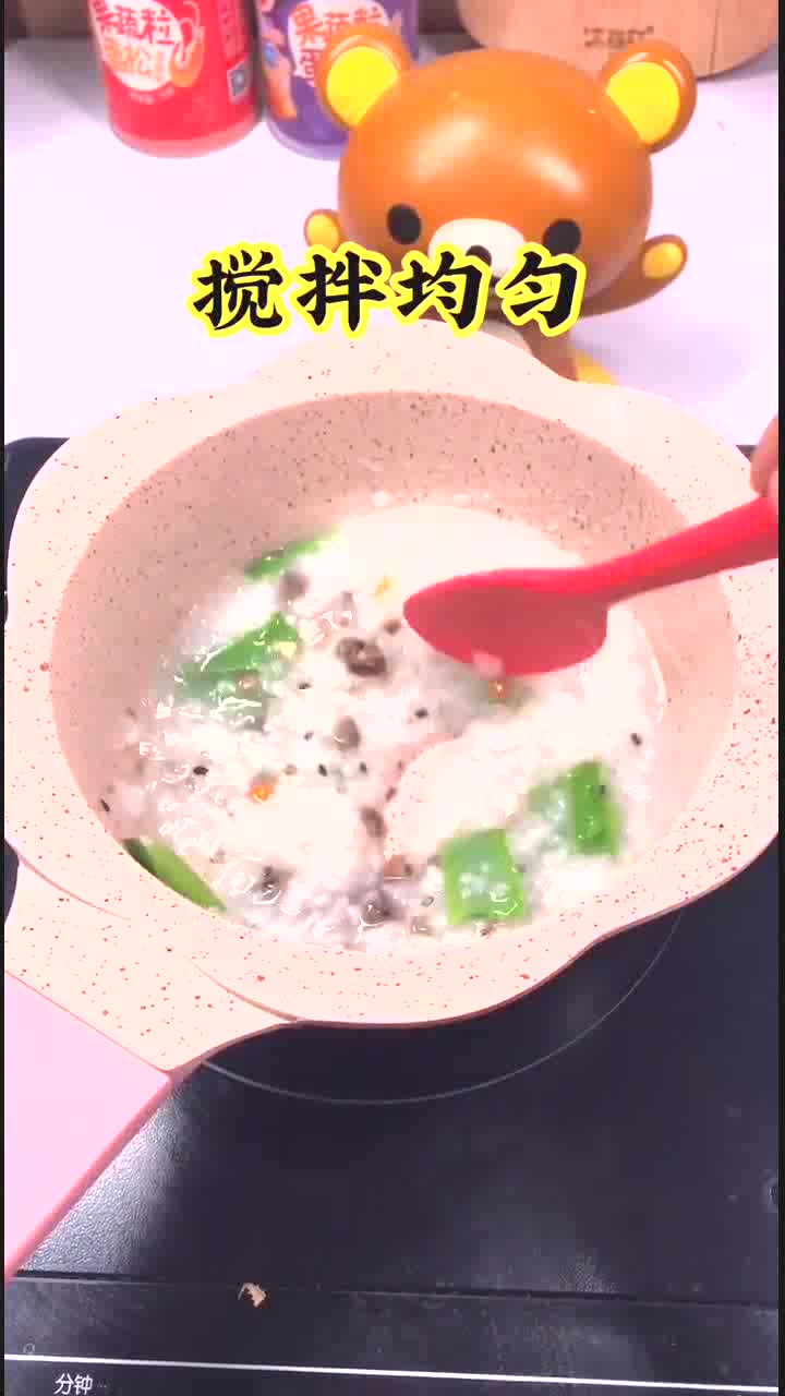 一勺蘑菇牛肉酱下来,简单的粥即食美味,宝宝不喜欢吃,找外国妈妈给宝宝补充食物,让宝宝补充食