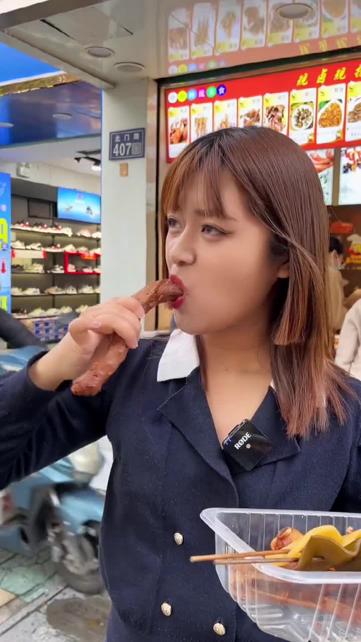 14.9鸭头鸭爪鸭翅鸭脖四件套还有两个素菜,真的蛮划算的,附近的小伙伴可以冲一波