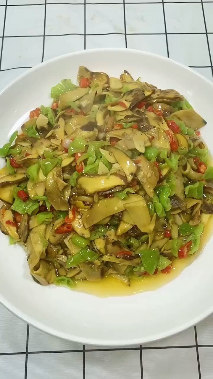 #轻知计划#一年一度的试毒菜大赛又开始了,今天做个爆炒见手青尝尝。