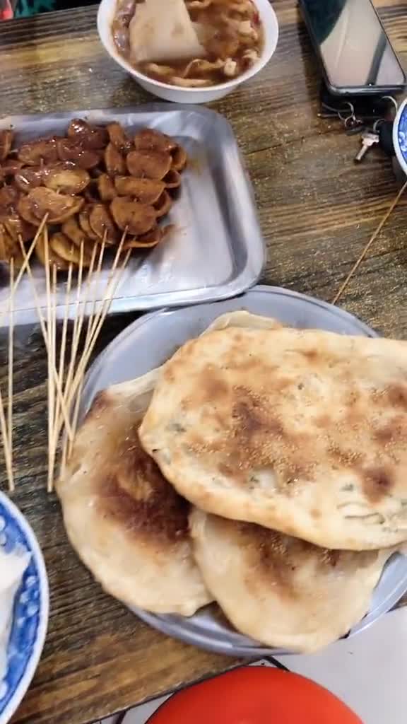 安徽蒙城的特色小吃,煎饼面筋,油酥烧饼麻辣串,那叫一个吃的过瘾,这是你在外面想吃也吃不到的