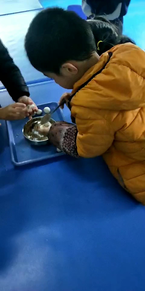 小朋友好棒自己动手包汤圆
