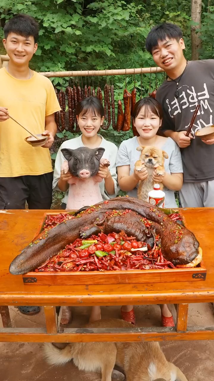 今天二伯家养殖的娃娃鱼跑了,让我和苗妹妹去抓,废了九牛二虎之力才抓到