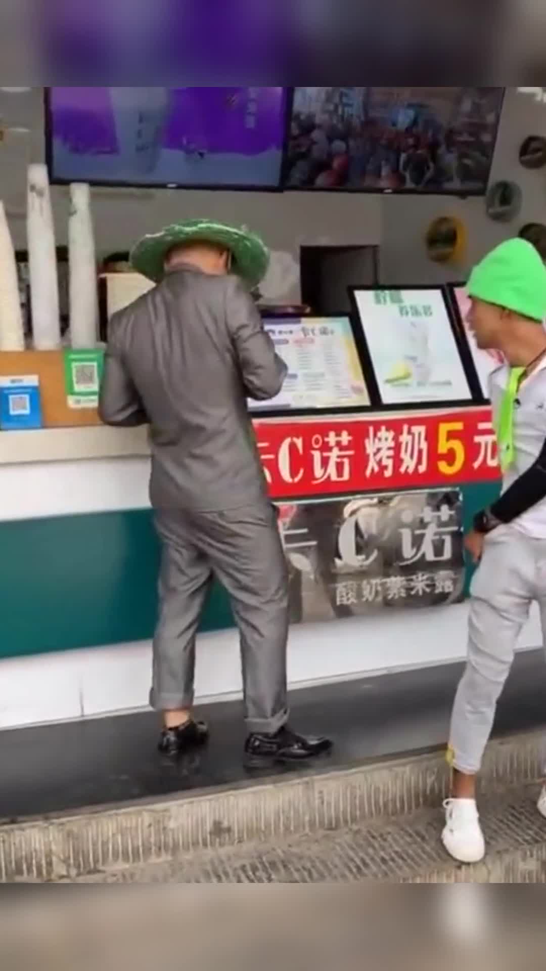穿西装打领带的小伙,买奶茶却忘带钱,这下尴尬了!