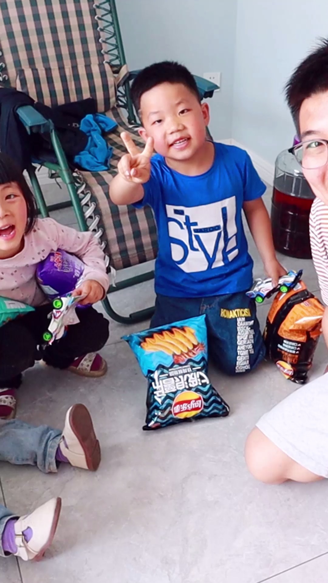 粉丝小伙伴来我家啦,请他们吃薯片,送小汽车