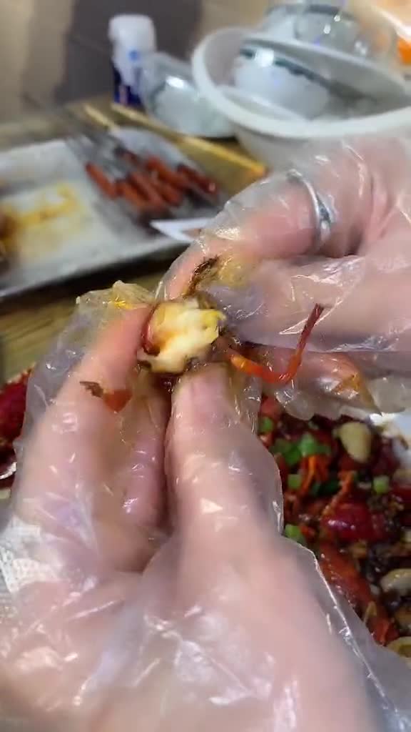 吃小龙虾配啤酒真能得瑟啊长春