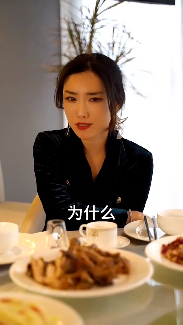 白酒是蒸馏酒,啤酒是发酵酒,两者成分不同,记住不要混着喝京锦记酒文化京锦记