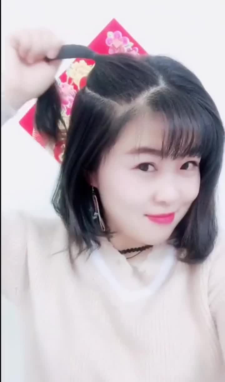 女生拍照的发型这样扎,简单可爱,手法一看就会!