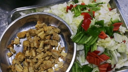 今天做一道大家都会的菜,猪油渣炒白菜,80后满满的回忆
