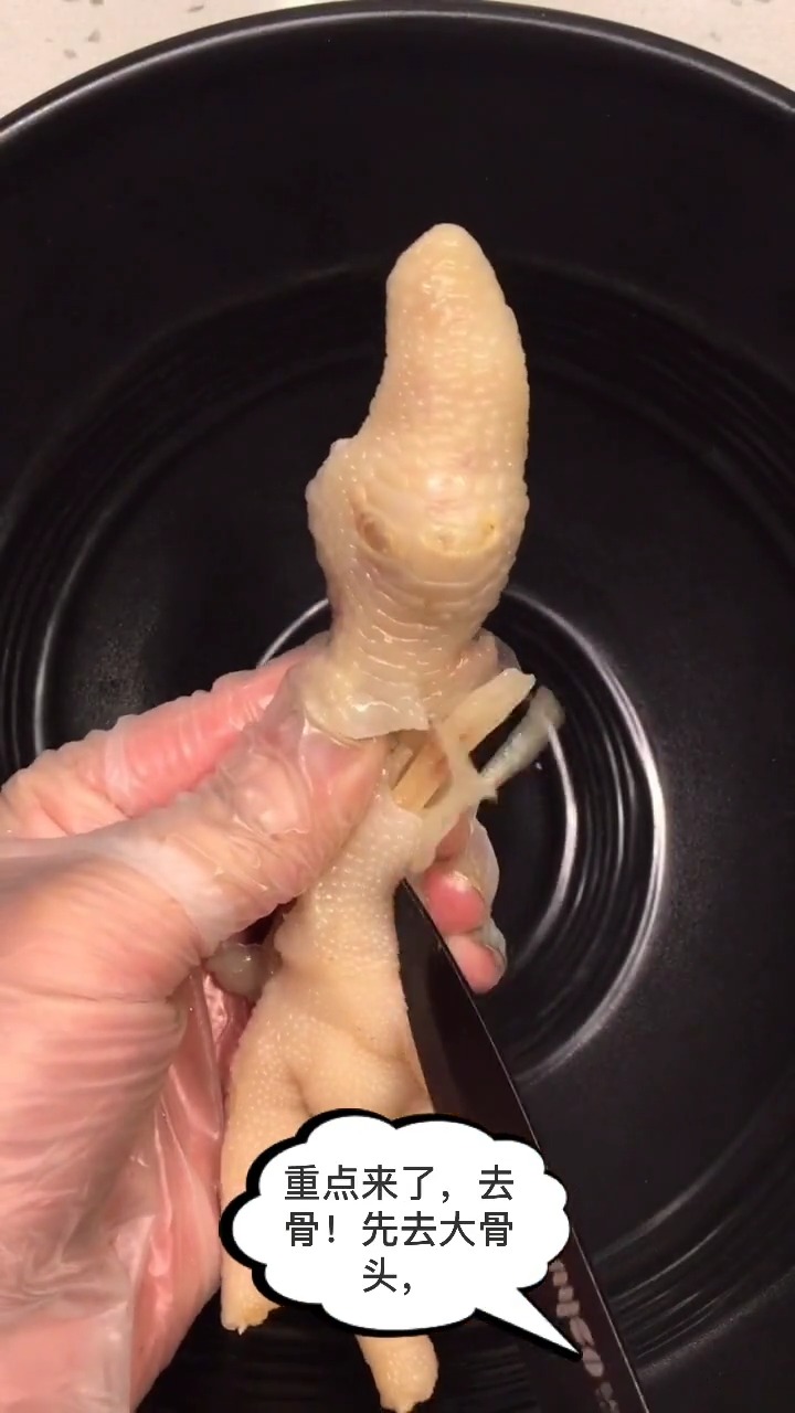 #自制家庭美食#别人不会告诉你的做法:柠檬切片把籽去掉,要不做出来的无骨鸡爪会苦!