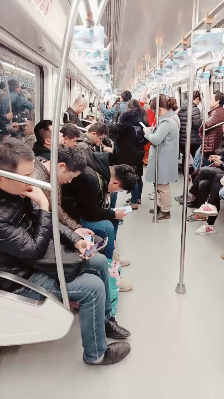 这些低头族像不像行尸走肉,以后可咋整,都给手机亲热去了