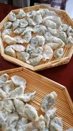 热腾腾的温暖牌饺子出锅了