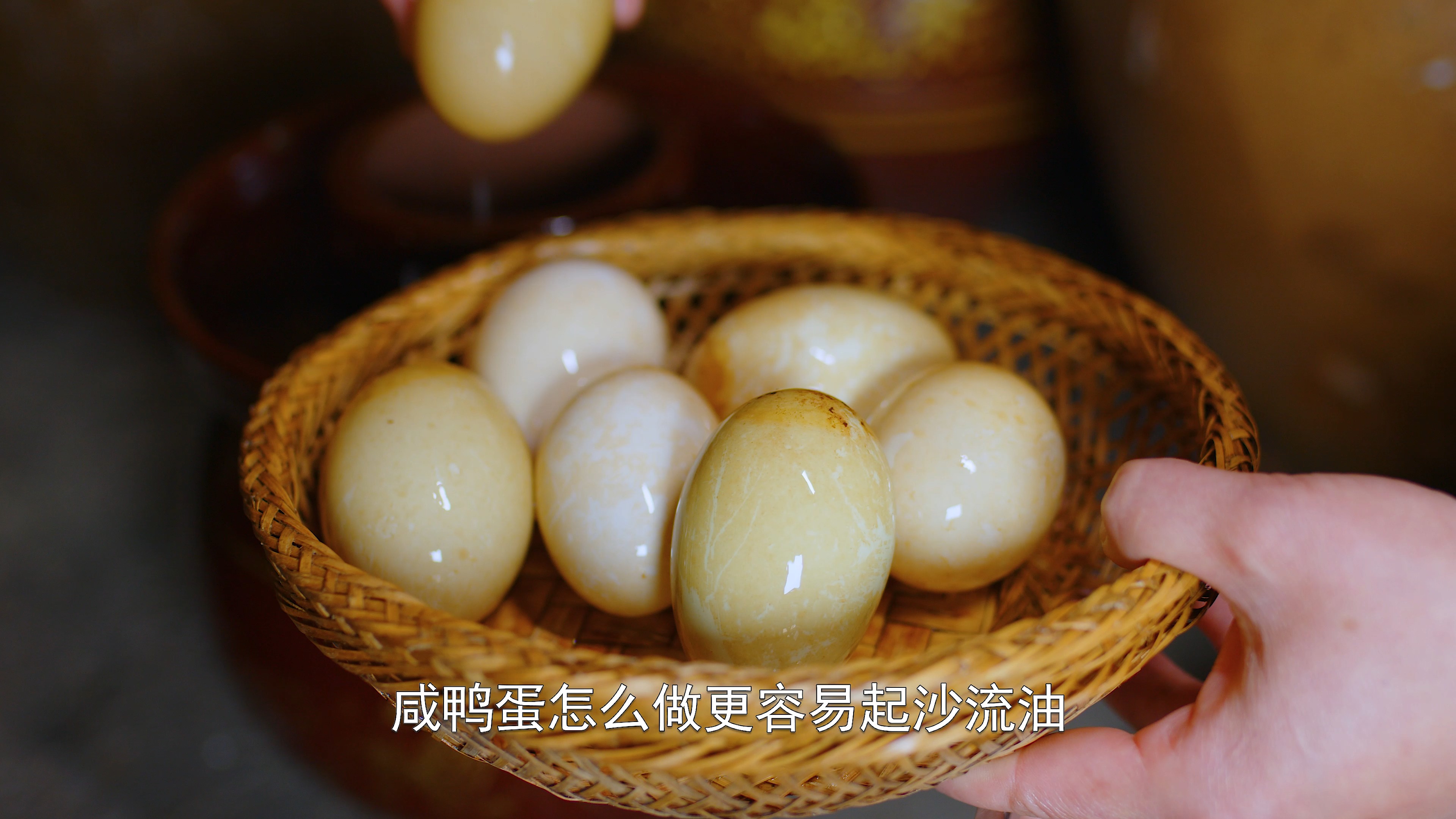 今天分享咸鸭蛋的制作过程,不用黄泥巴也能个个起沙,福的流油
