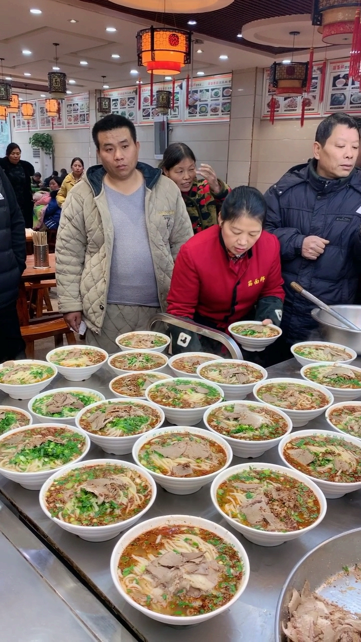 羊肉500克,羊骨750克,羊油50克,陈皮5克,草果1个,良姜9.8克,白芷4