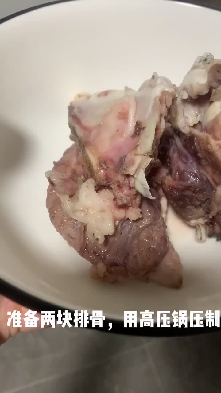 新鲜美味排骨汤