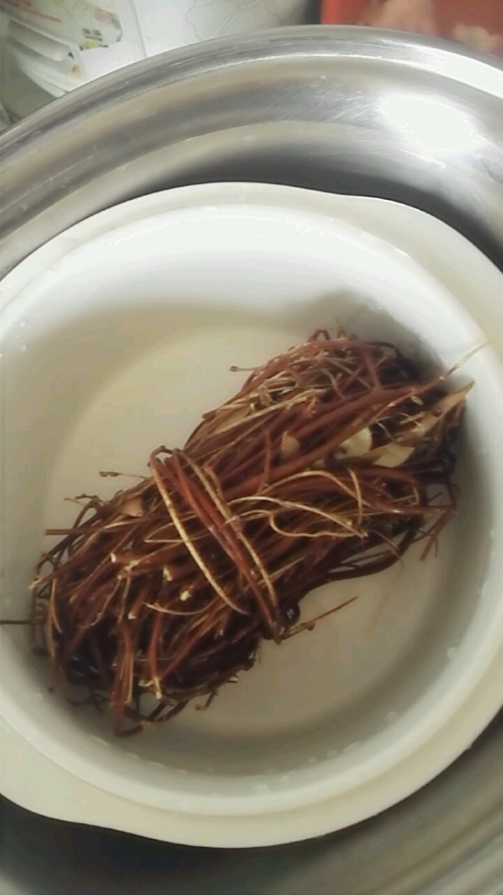 #食神大PK#鸡骨草猪横利汤!材料:猪横利、瘦肉、鸡骨草!鸡骨草煲猪横脷具有清热、利湿、舒