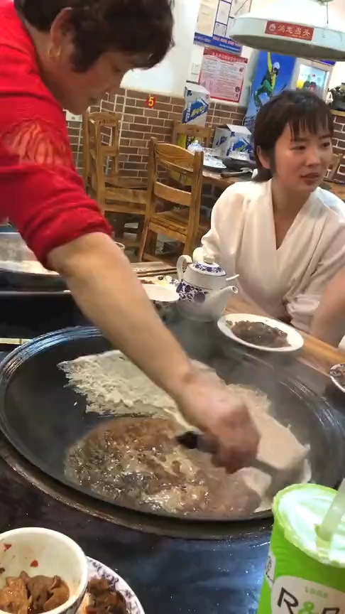 吃农家土锅鱼,服务员你这手法是刮墙腻子出身的吧