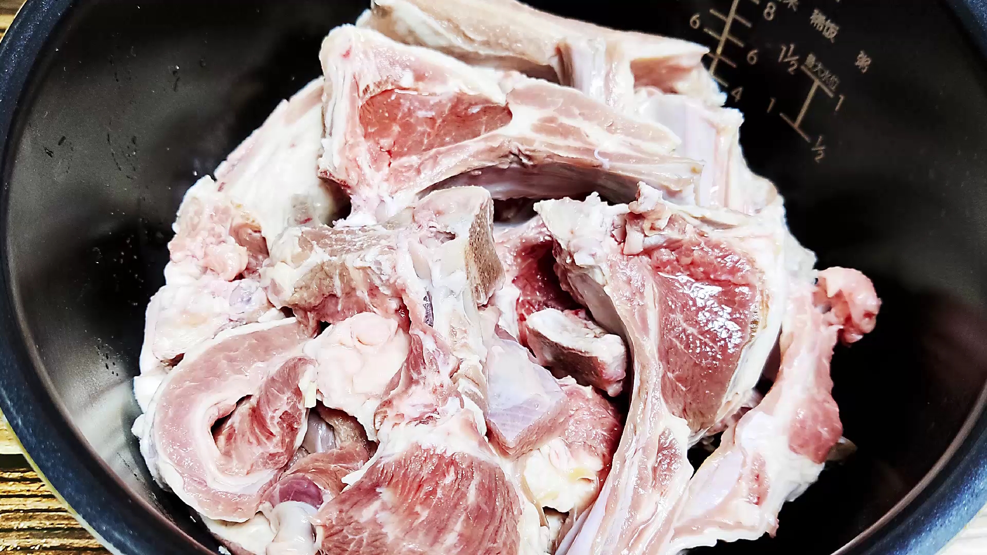 #舌尖上的乡村美食#这才是羊排最好吃的做法,往电饭锅里一丢,不用一滴水,连挑食的人都抢着吃