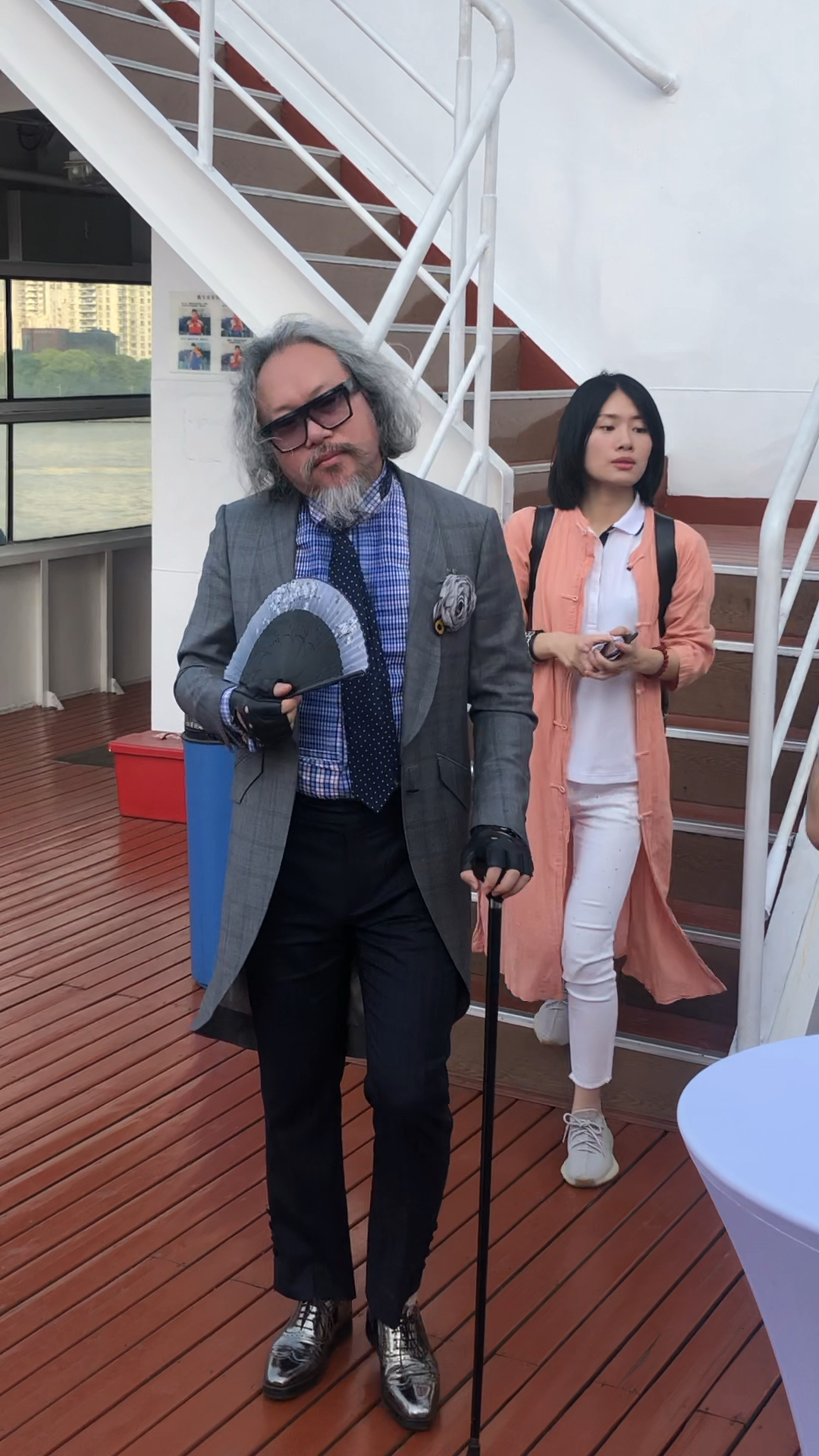 VK百男不省心大爷来啦,你们认识吗…帅到掉渣的老腊肉