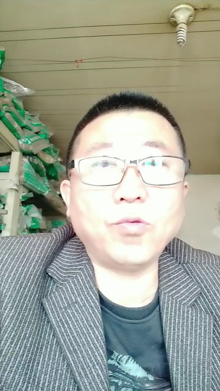 丁香15克,生姜15克,肉桂15克,打粉用白酒或者醋调膏,涌泉穴,肚脐贴服,脾胃