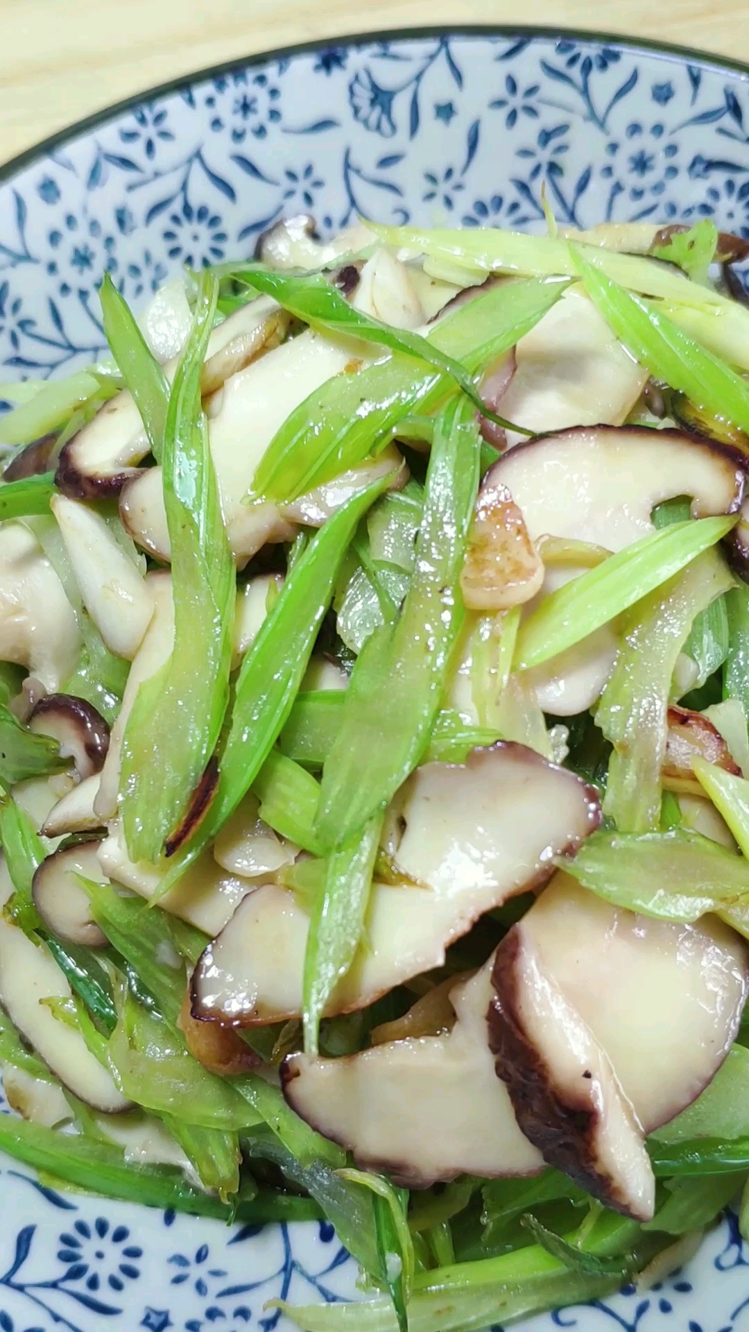 #美食#小炒香菇芹菜,希望大家能喜欢