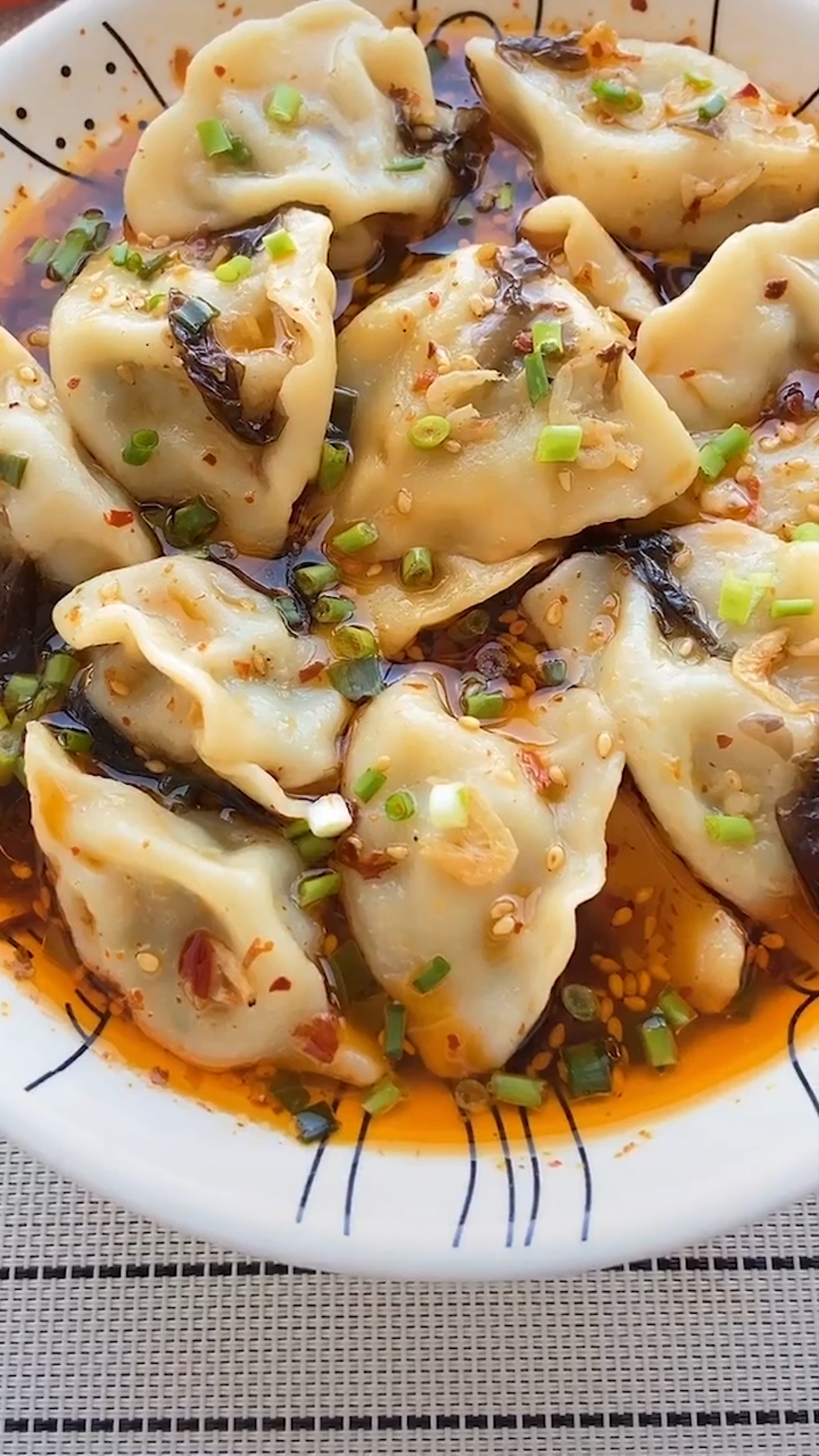 想吃馄饨又懒得做,就跟我一样用饺子代替吧