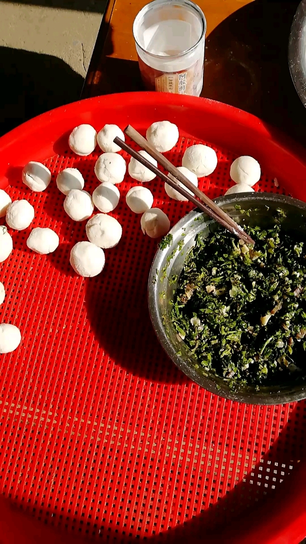 农村人的喜爱——包荠菜肉圆子。