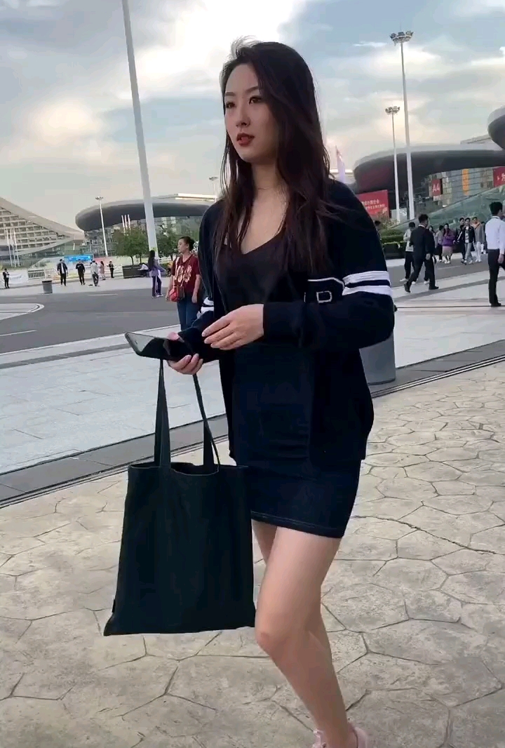 看看看,侧脸都这么好看的女生 